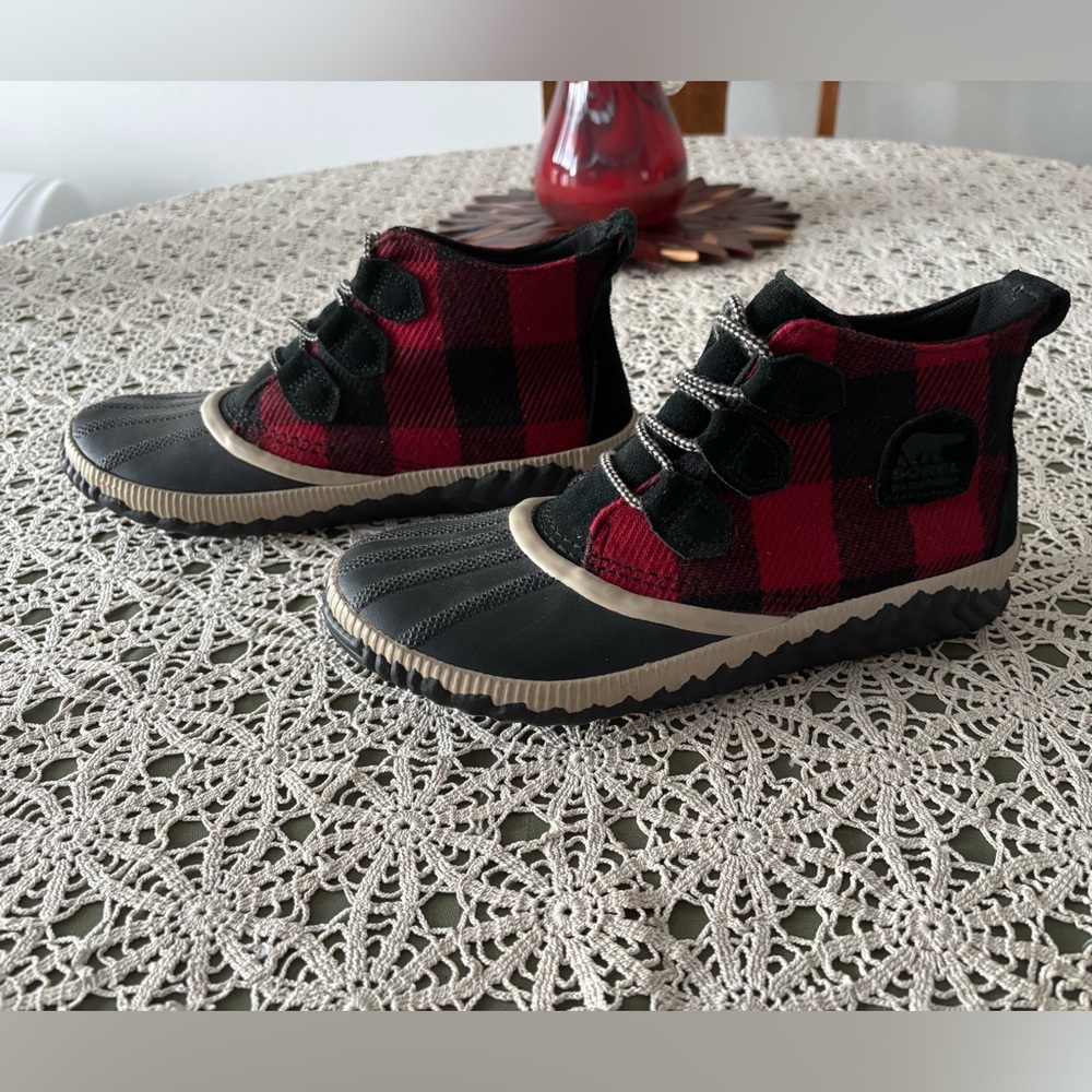 Women’s Sorel Waterproof buffalo plaid ankle duck boot in EUC. Preloved